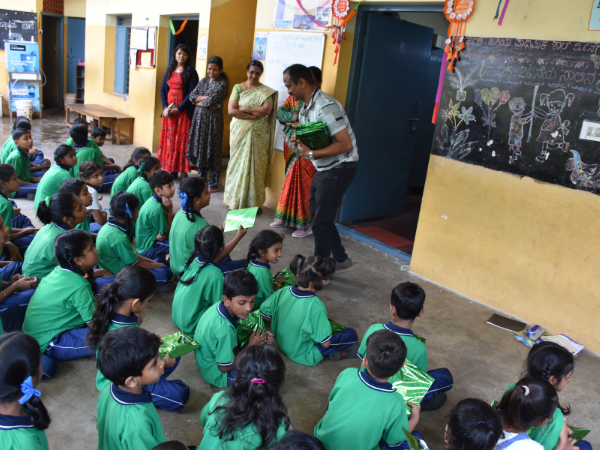 Studentkitsdistributionontheoccasionofchildren's day